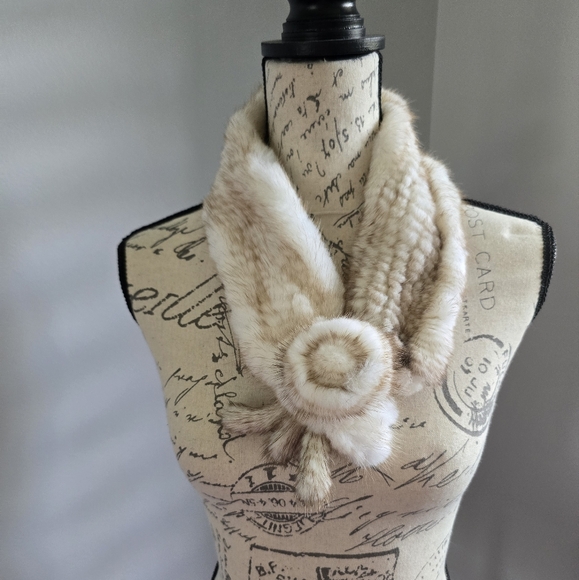 Elegant Faux Fur Scarf in Cream and Brown - Picture 3 of 5